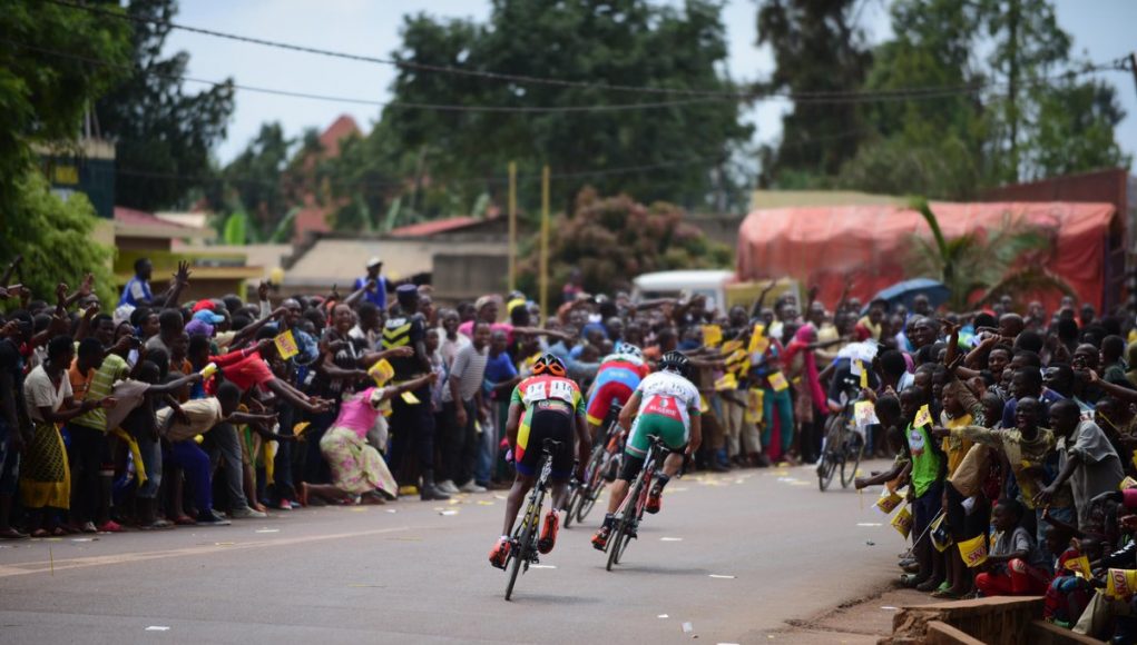 tour of rwanda crowds