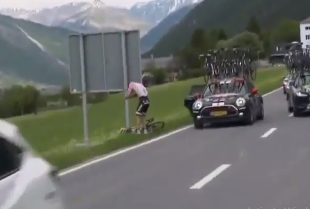 Tom Dumoulin poop break in the Giro 2017