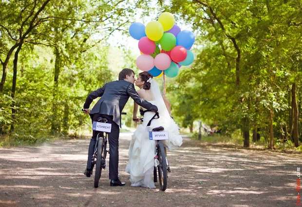 couple weding bicycle