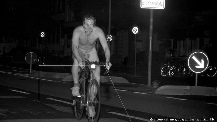 naked cyclist kiel video