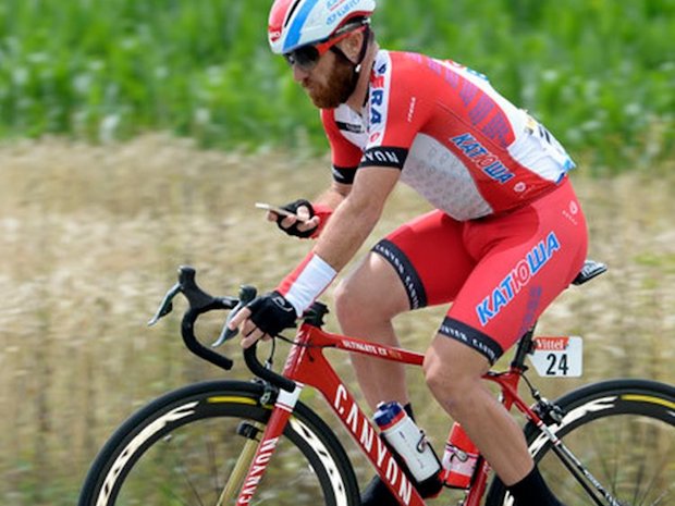 Luca Paolini cyclist using phone
