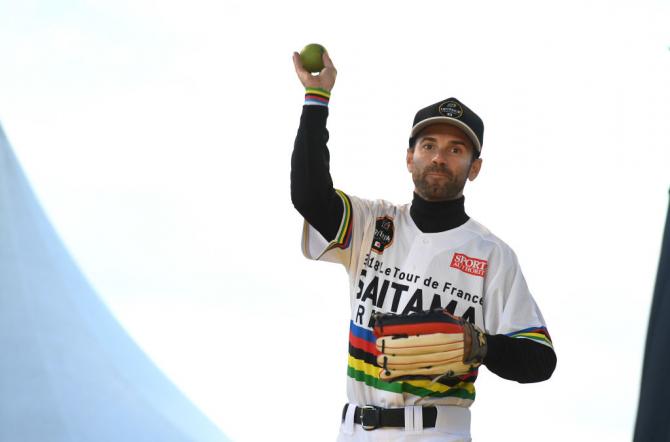 Alejandro Valverde playong baseball