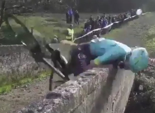 Izagirre brothers suffer heavy crash in cyclocross race (video)
