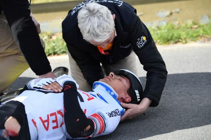 Warren Barguil crash paris nice 2019