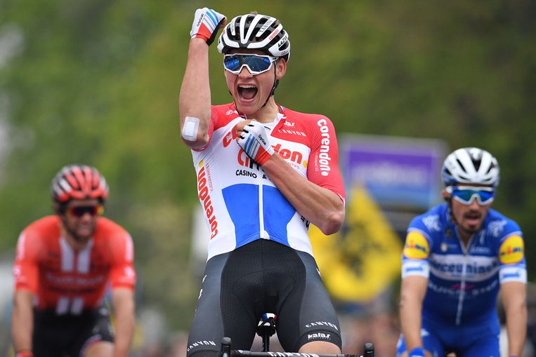 ETTEN-LEUR - World champion Mathieu van der Poel during the Pro Cycling  Tour Etten-Leur. Van der Poel shows for the first time his rainbow jersey  that he won during the World Cycling