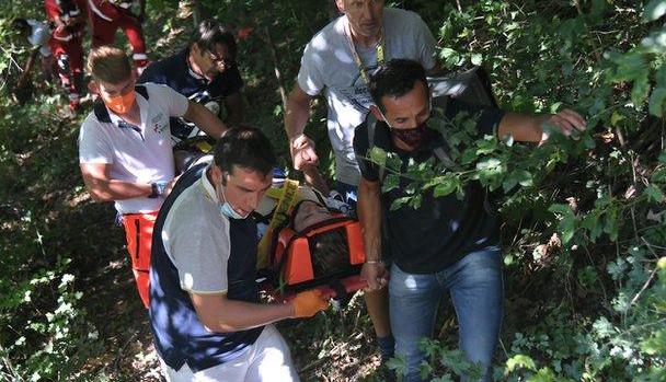 Remco Evenepoel crashes from bridge into ravine during Il ...