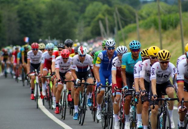 La tecnología detrás de la transmisión en vivo y retransmisión de competiciones ciclistas profesionales como el Tour de Francia y el Giro de Italia