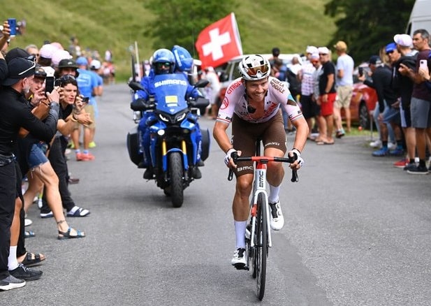 holds off Pinot to win stage 9 at the de France | Cycling Today