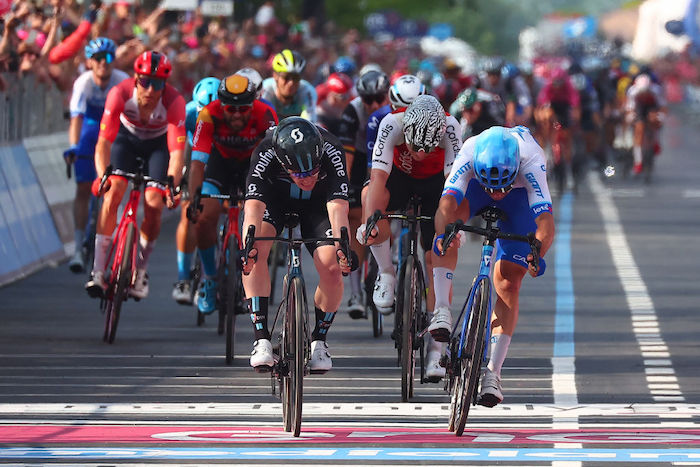 Alberto Dainese sprints to stage 17 victory at the Giro | Cycling Today ...